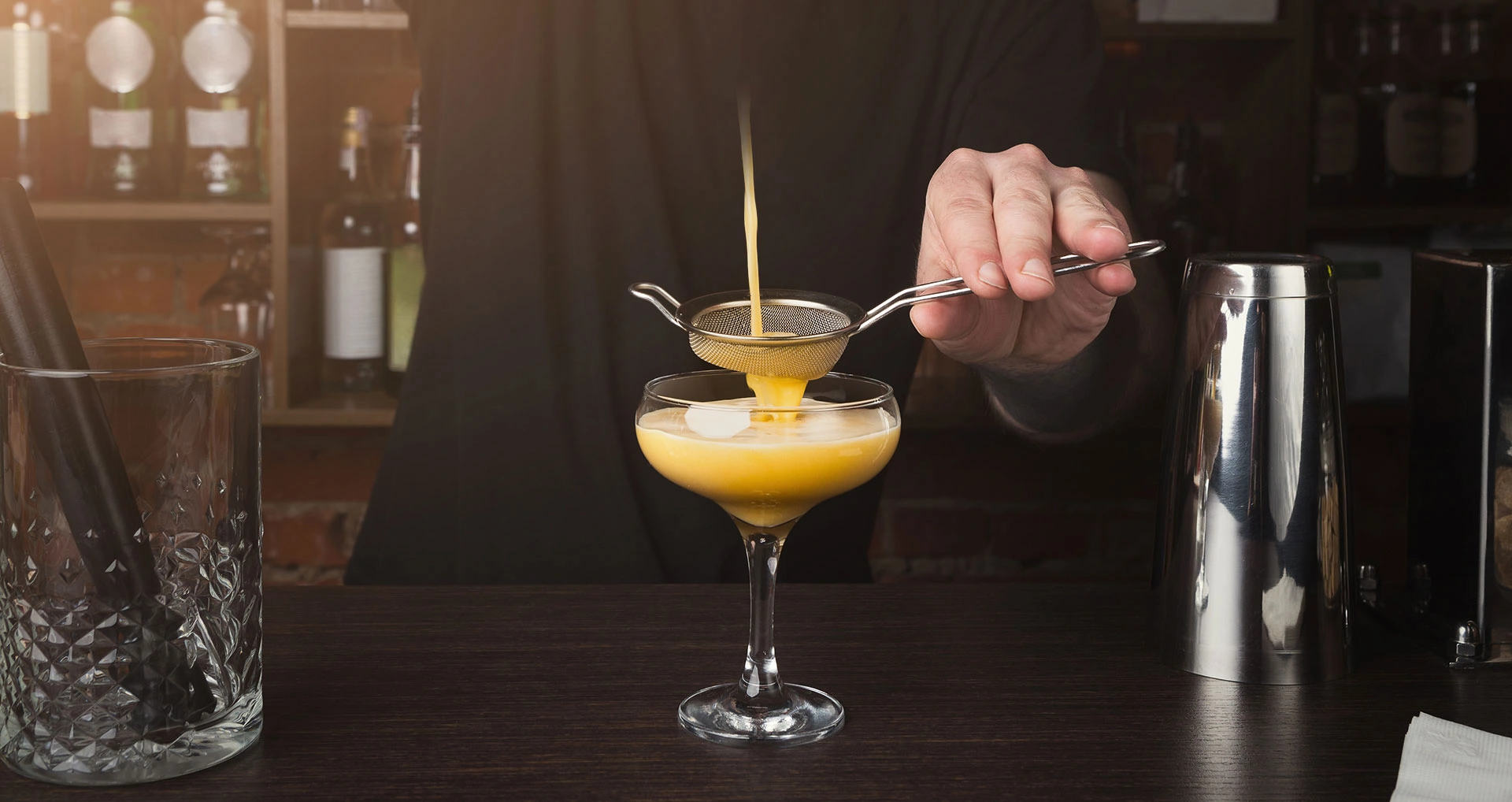 How to Shake and Stir Cocktails Like a Bartender